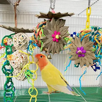 Подвесные жевательные игрушки для попугаев с натуральными пальмовыми листьями, шарик из ротанга, Измельченная кормовая игрушка для маленьких средних птиц-попугаев (случайные цвета)